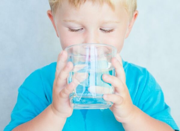 Để tránh mất nước, trụy mạch, bố mẹ cần cho trẻ uống dung dịch Oresol, nước trái cây, nước lọc,...