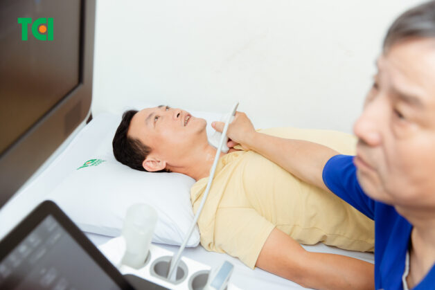 Uống rượu tăng nguy cơ đột quỵ, người hay uống rượu nên thực hiện tầm soát