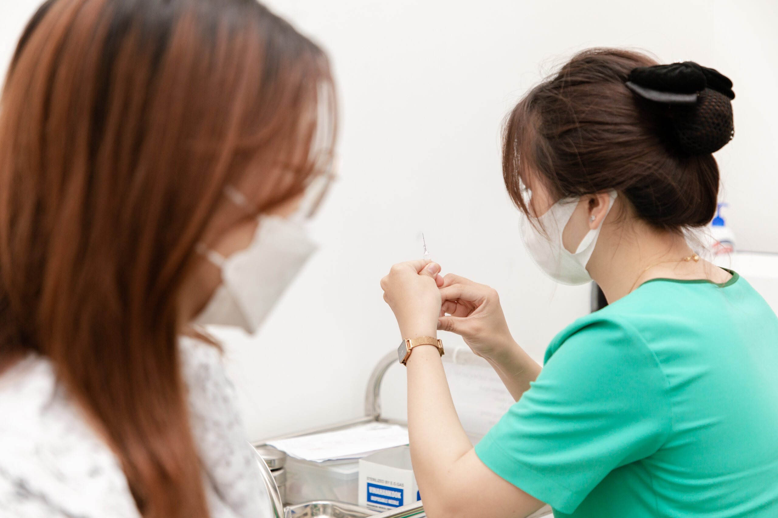Mẹ bầu hoàn toàn có thể tiêm vắc xin cúm ở thời điểm 3 tháng giữa thai kì trở đi 