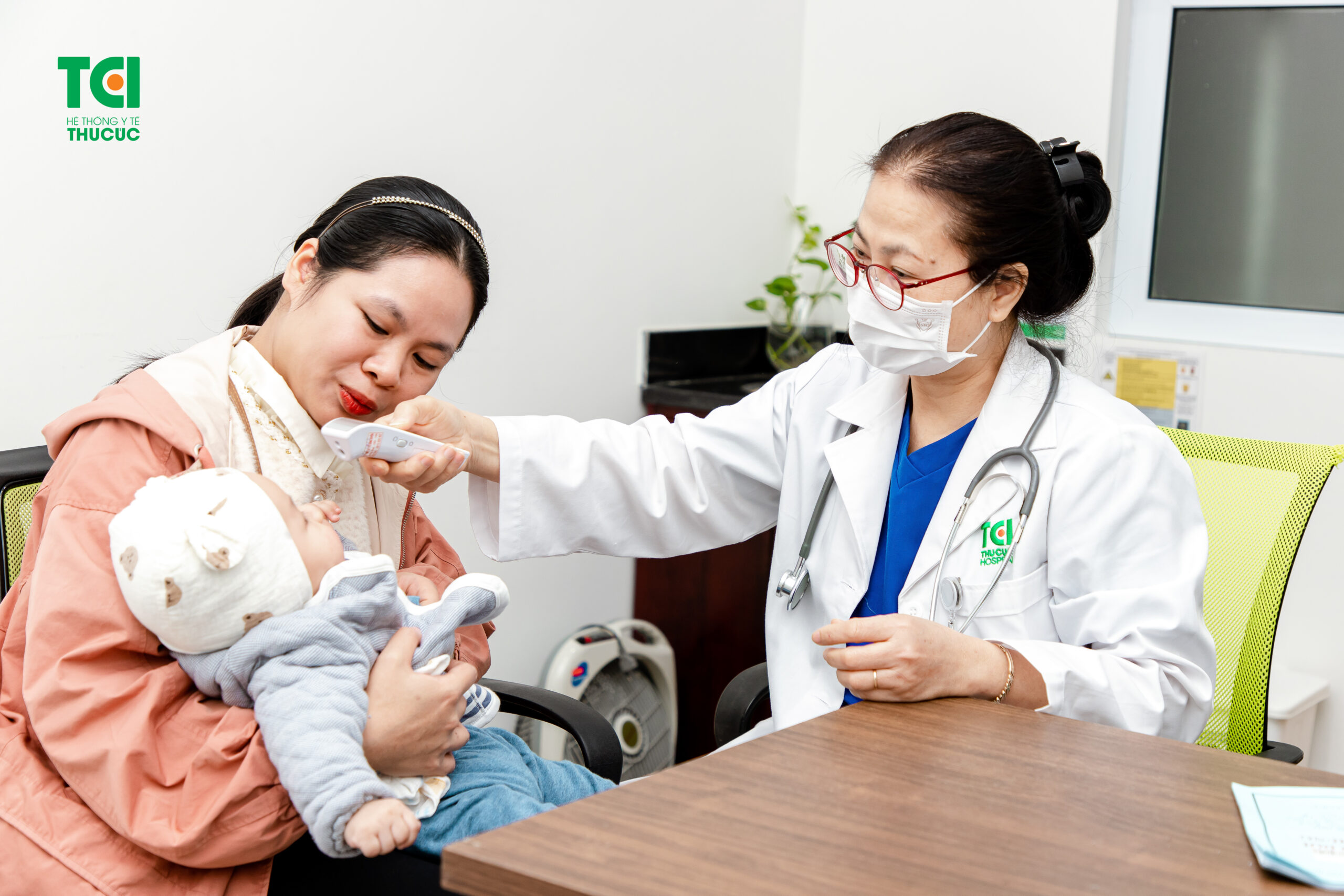 Trẻ quá mẫn với thành phần trong vacxin Pentaxim nên hoãn tiêm để chờ chỉ định từ bác sĩ