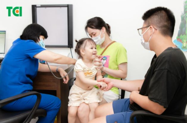 Trẻ bị ốm xuất hiện triệu chứng bất thường phụ huynh nên cho bé đến viện khám sớm