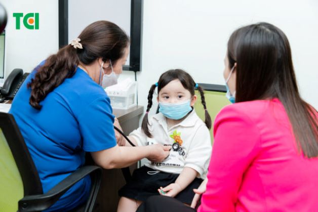 Bố mẹ nên cho bé cảm cúm đi khám bác sĩ sớm để bệnh chóng khỏi