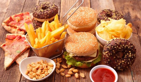 Hạn chế ăn đồ dầu mỡ, nhiều ngọt để hạn chế hình thành mảng bám trên răng