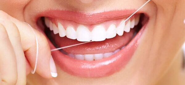 Chỉ nha khoa giúp bạn loại bỏ thức ăn thừa nằm sâu trong kẽ răng