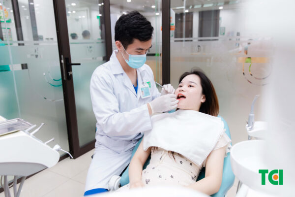 Khám răng và lấy cao răng định kỳ giúp bạn bảo vệ sức khỏe răng tốt hơn