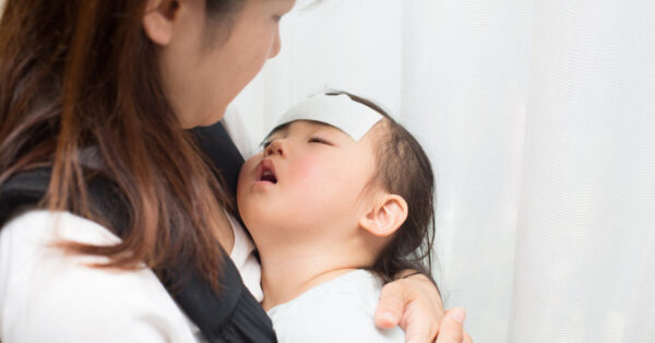 Sốt là một trong những dấu hiệu bị thủy đậu ở trẻ