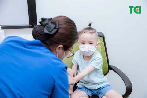 Trẻ xuất hiện triệu chứng bất thường nên đi khám để phát hiện và điều trị bệnh sớm