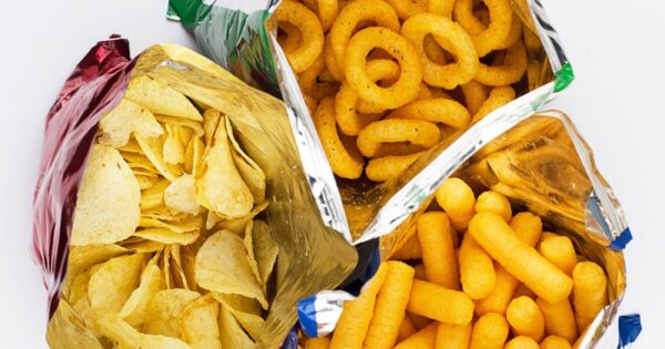Trẻ cảm lạnh nên kiêng đồ ăn cứng hay nhiều dầu mỡ