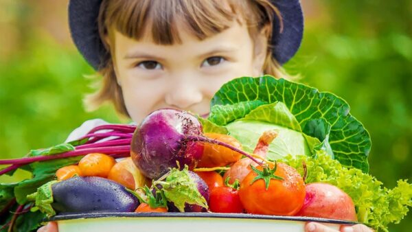 Trẻ cảm lạnh nên ăn nhiều rau củ quả giàu vitamin và khoáng chất