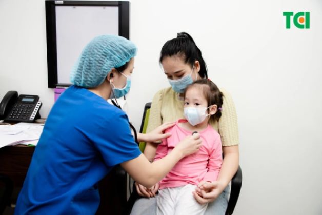Trẻ nghi mắc viêm phế quản dạng hen cần được đi khám bác sĩ sớm