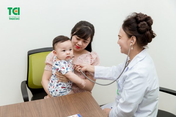 Cho bé đi khám bác sĩ ngay khi có biểu hiện mắc cảm cúm