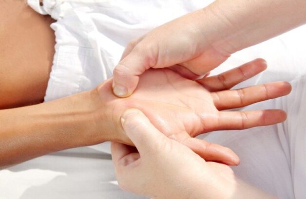 Xin ý kiến bác sĩ chuyên khoa trước khi bấm huyệt chữa rối loạn nhịp tim