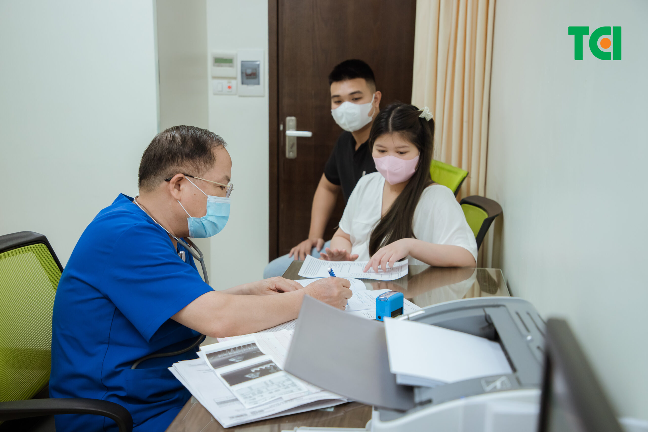 Mẹ bầu nên đi khám thai định kì thường xuyên để sớm phát hiện bệnh và điều trị kịp thời