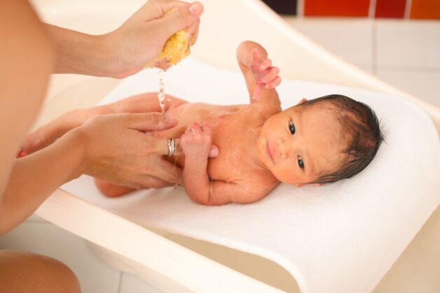 Giải đáp chi tiết: Bé bị tay chân miệng có tắm được không?