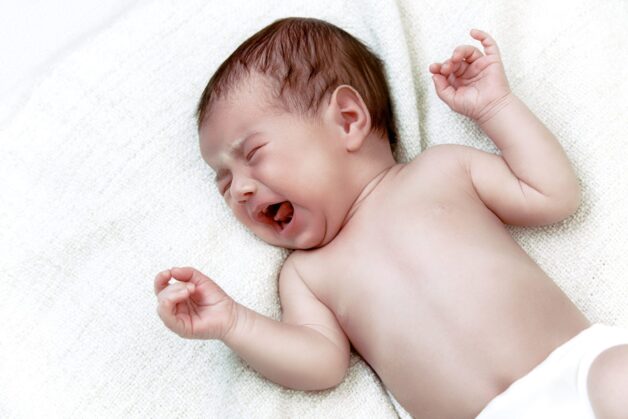 Giải đáp chi tiết: Tại sao bé bị tay chân miệng ngủ hay giật mình?