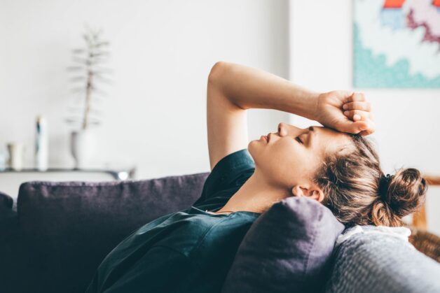 Ngoài những triệu chứng tại miệng, người bệnh herpes miệng có thể cảm thấy mệt mỏi, uể oải.