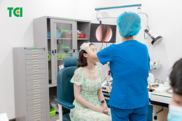 Thăm khám với chuyên gia nếu đã áp dụng mẹo chữa hóc xương cá nhưng không hiệu quả.