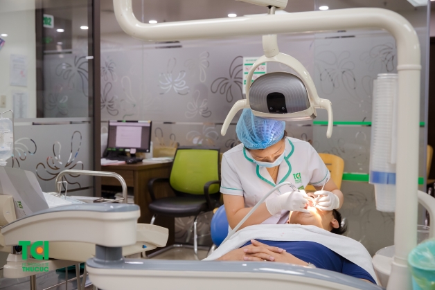 bị sâu 2 răng cửa