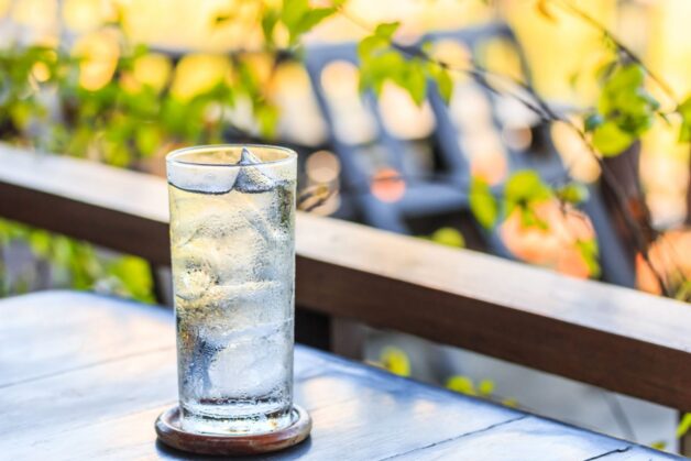 Tránh tiêu thụ đồ ăn thức uống quá nóng hoặc quá lạnh để không kích thích răng bọc sứ và nướu.
