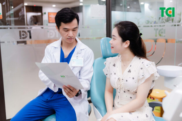 Thăm khám với chuyên gia là bước đầu tiên của quy trình bọc sứ.