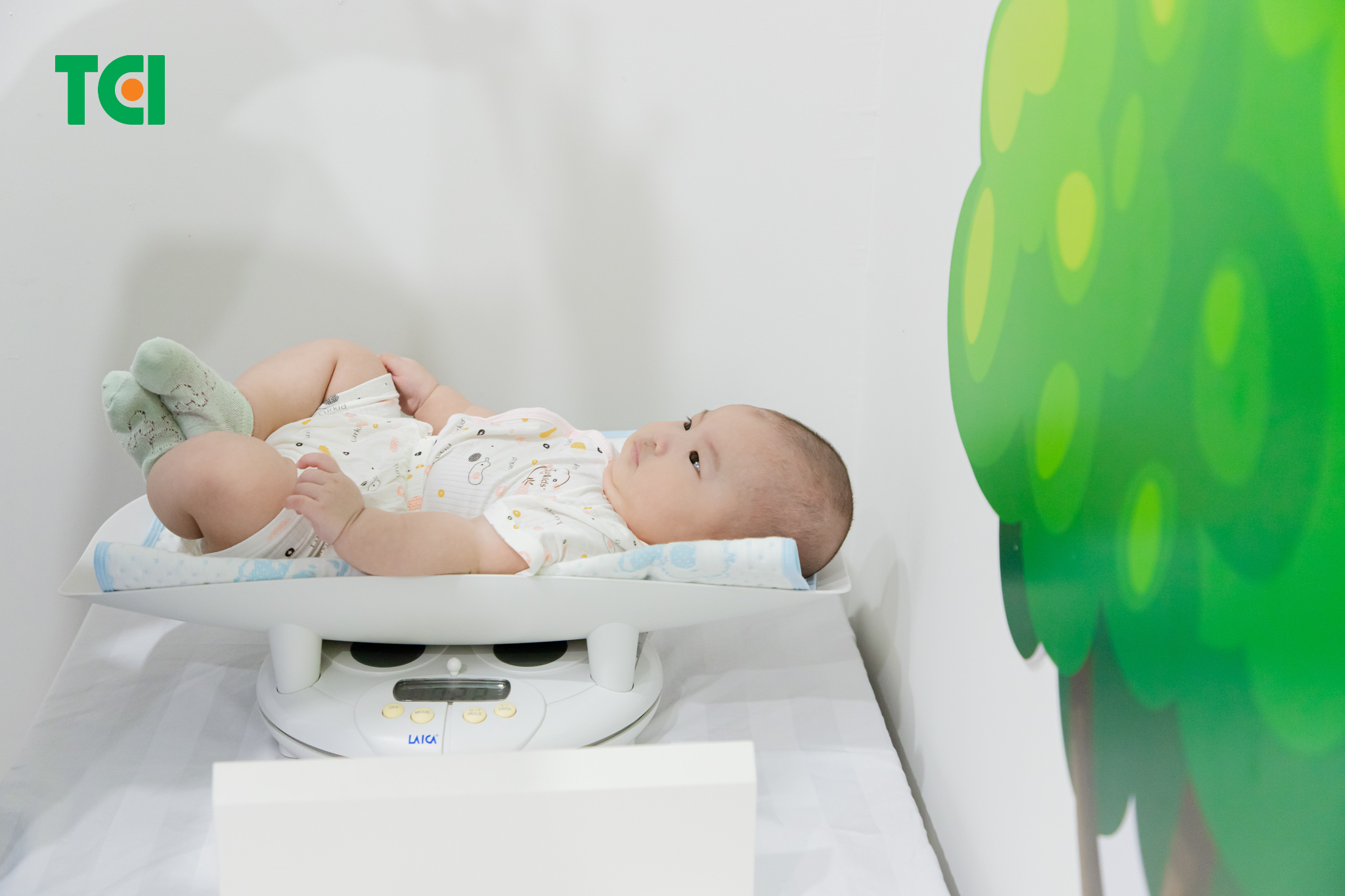 Trẻ có phản ứng phụ khi tiêm vacxin lao là sốt cao, uống thuốc không khỏi, cần khẩn trương đưa trẻ đến cơ sở y tế để điều trị.