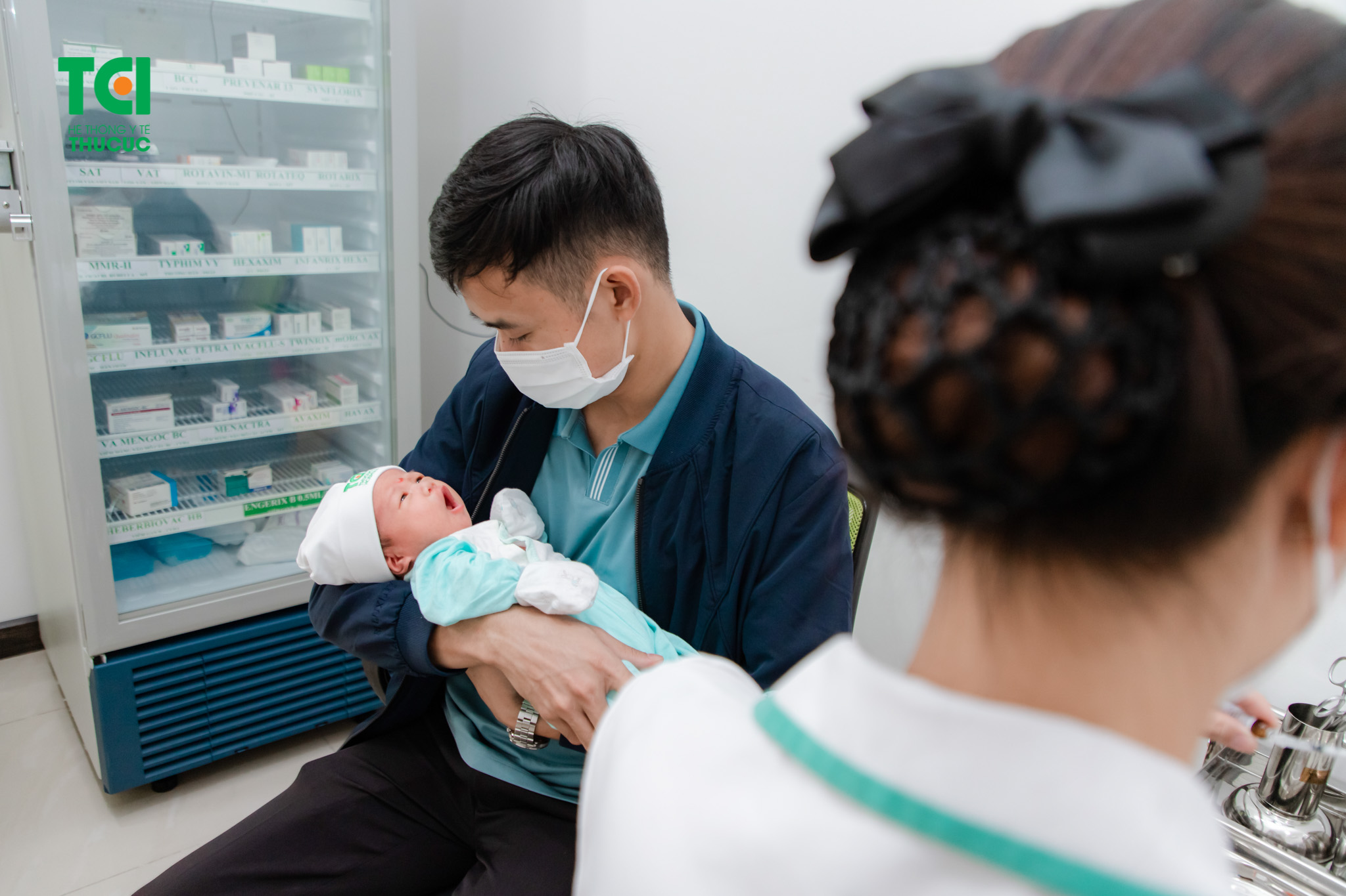 Bố mẹ cần theo dõi để nắm bắt phản ứng phụ khi tiêm vacxin lao ở trẻ