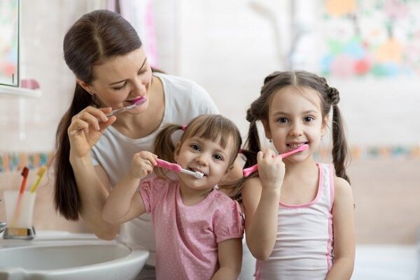 Dạy bé biết nhổ nước súc miệng và cách chải răng