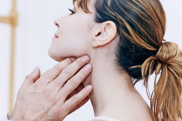 Tự soi gắp xương cũng là cách có thể sử dụng nếu xương cá ở vị trí dễ nhìn