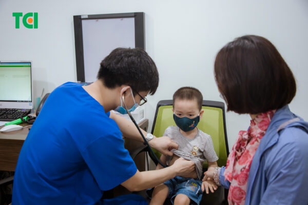 Hãy cho trẻ nghi mắc cảm cúm đi khám bác sĩ để được chỉ định thuốc uống phù hợp