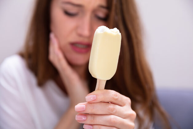 Răng sâu thường ê buốt, đau nhức khi bị kích thích bởi đồ ăn thức uống quá nóng hoặc quá lạnh.