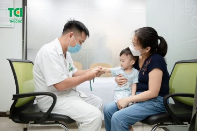 Trẻ thủy đậu nên được đi khám tại cơ sở y tế uy tín, uống thuốc theo chỉ định của bác sĩ