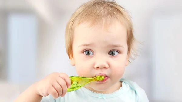 Vào giai đoạn bé mọc răng, việc chăm sóc răng miệng rất cần thiết