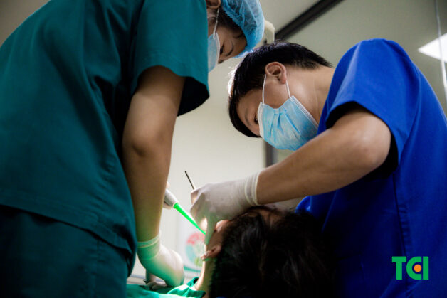 Cao răng thường có màu vàng nâu và chải răng thông thường không thể làm sạch được cao răng.