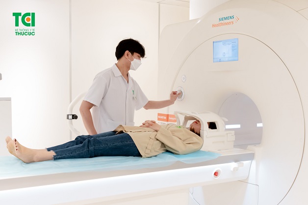 Khi xuất hiện dấu hiệu đột quỵ tuyến yên, cần tới các cơ sở y tế để thăm khám.