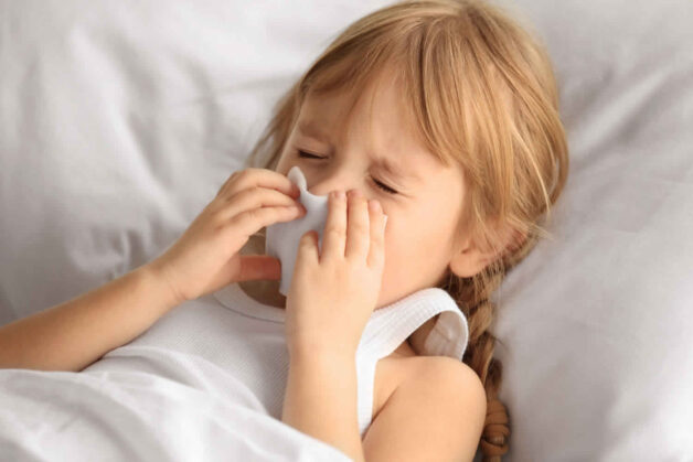 Chảy mũi, nghẹt mũi là triệu chứng đáng chú ý nhất của cảm lạnh.
