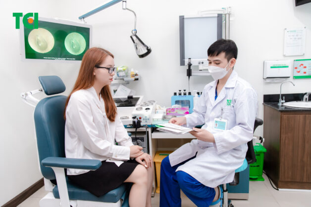 Thăm khám với chuyên gia để được chữa hóc xương cá nhanh và hiệu quả.