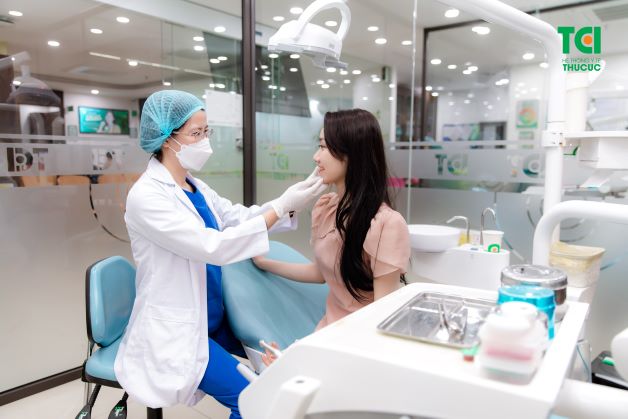Nên đi khám tại nha khoa để được tư vấn nên chọn loại răng sứ phù hợp