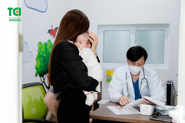 Bố mẹ nên tuân theo những hướng dẫn của bác sĩ về chăm sóc sau tiêm cho trẻ