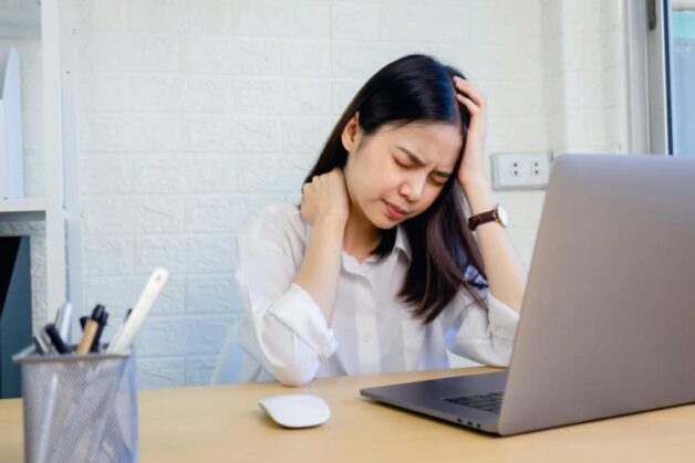 Cần thăm khám để tìm ra đau đầu là bệnh gì gây ra