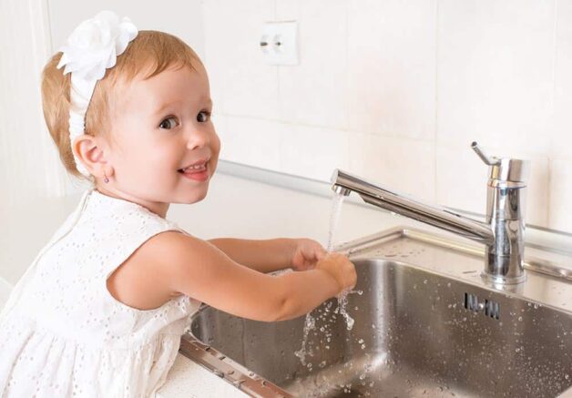 Trẻ và gia đình cần thường xuyên rửa tay bằng xà phòng.