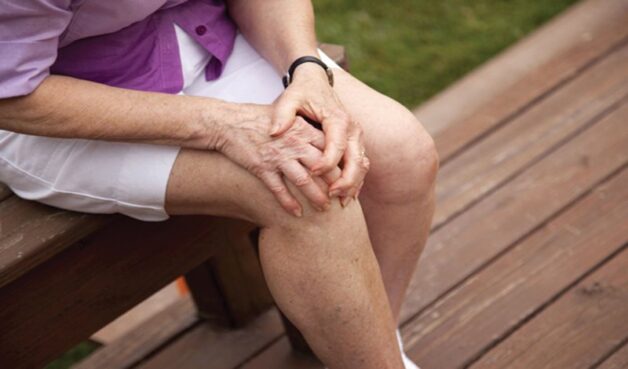 Đau dây thần kinh tọa triệu chứng nghiêm trọng khiến người khó khăn vận động, di chuyển