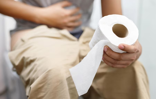 Người bệnh đi ngoài phân lỏng, nát có thể có các dấu hiệu kèm theo như đau bụng, buồn nôn…