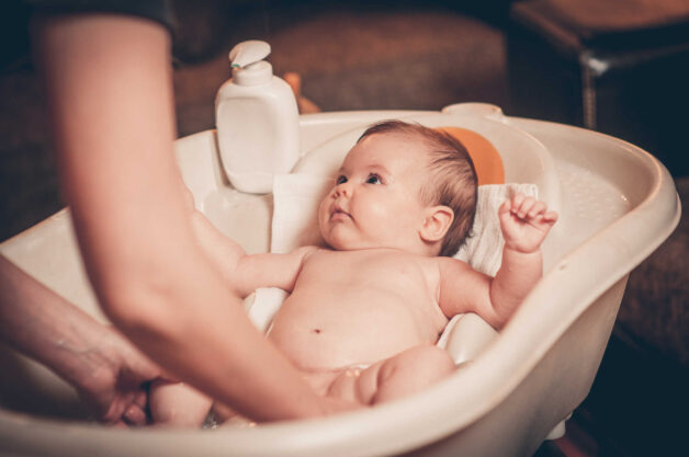 Bố mẹ nên tắm hoặc lau người cho trẻ tay chân miệng mỗi ngày bằng nước ấm.
