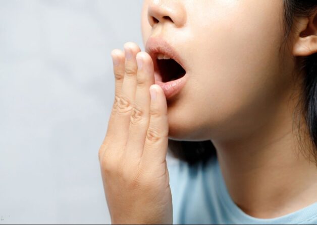 Một số người có thể phát triển tình trạng hôi miệng khi bị viêm tủy răng.