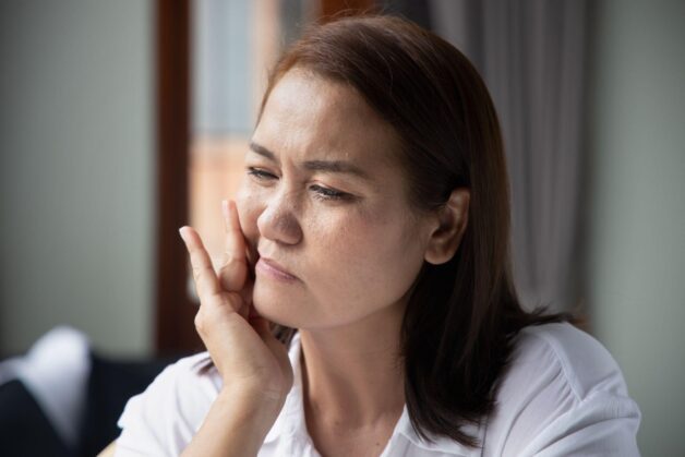 Người bị đột quỵ gây méo một bên mặt có thể khó khép miệng, khó khép mắt.