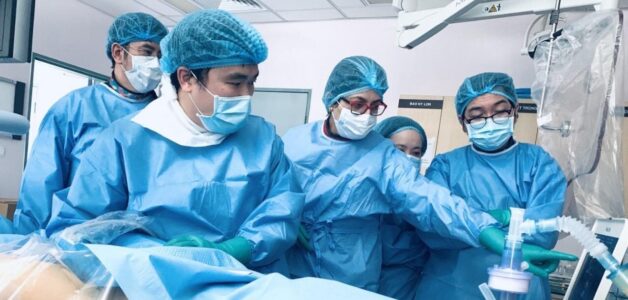 đột quỵ bởi xuất huyết não cần được đội ngũ chuyên gia phẫu thuật thần kinh mạch máu điều trị đặc biệt