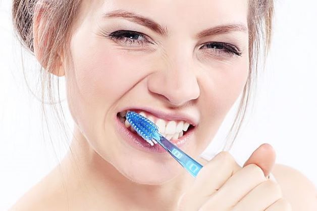 Đánh răng không đúng cách lâu ngày có thể gây mòn cổ răng