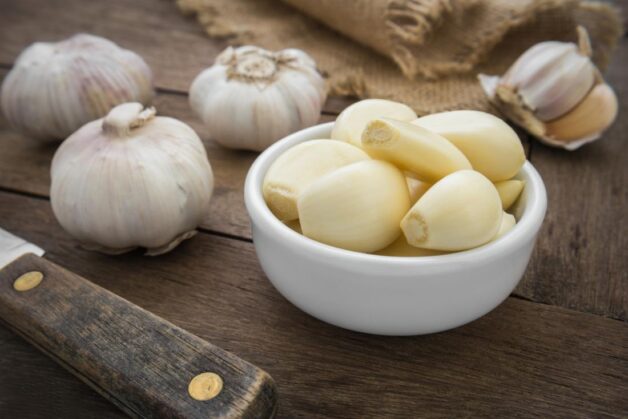 Hôi miệng là một vấn đề răng miệng có nhiều nguyên nhân phát sinh; trong đó, có cả nguyên nhân đến từ việc tiêu thụ một số thực phẩm đặc thù, như tỏi, hành,…