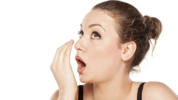 Vệ sinh răng miệng đúng cách để làm giảm hôi miệng