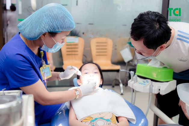 Cha mẹ cần theo dõi, kiểm tra răng cho con tại nha khoa thường xuyên